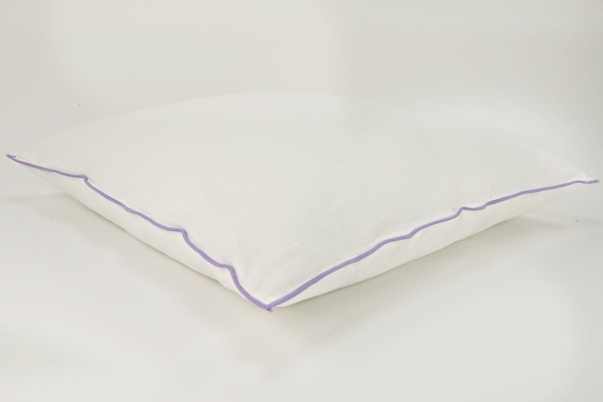 Kiruna, Kissen, softes Halbleinen, kontrastfarbener Saum, white/flieder, 50x50cm