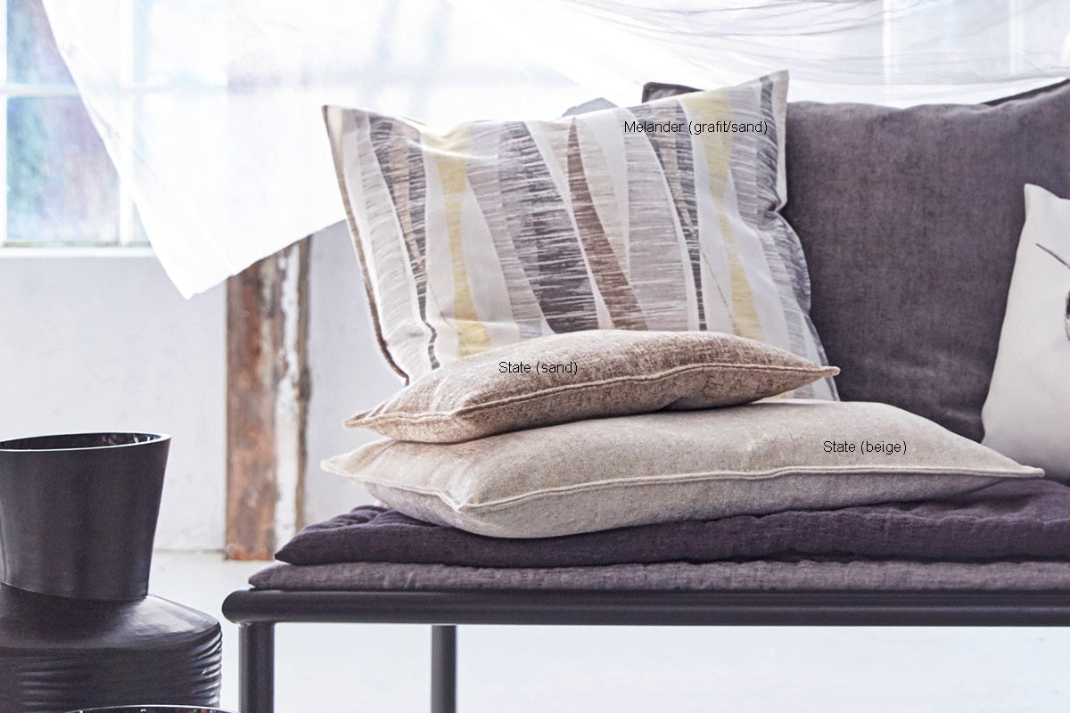 Melander, Alloverdruck, Längswellen in frischen Farben, Kissen 30x50cm, grafit/sand