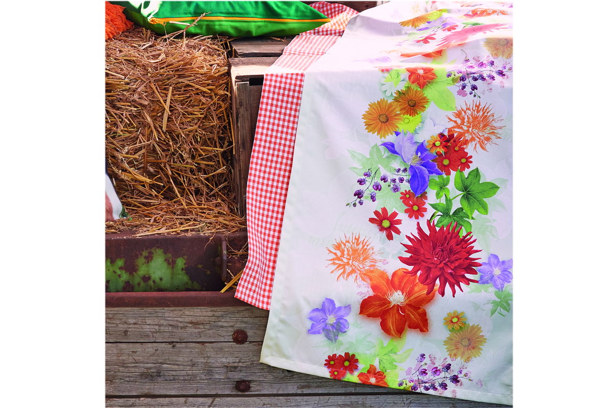 Fiorella, Digitaldruck mit Blumenmotiven, Farbe mango, Kissen 40x40cm