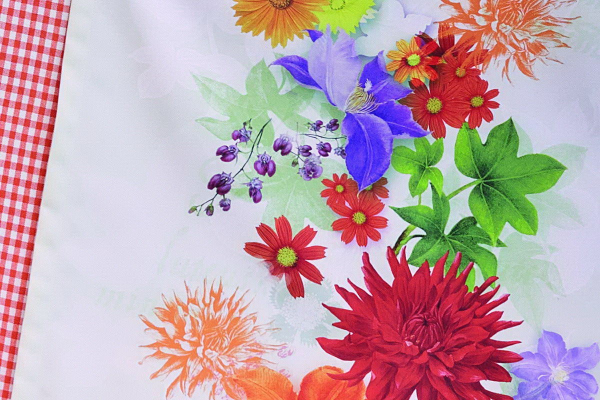 Fiorella, Digitaldruck mit Blumenmotiven, Farbe mango, Kissen 40x40cm