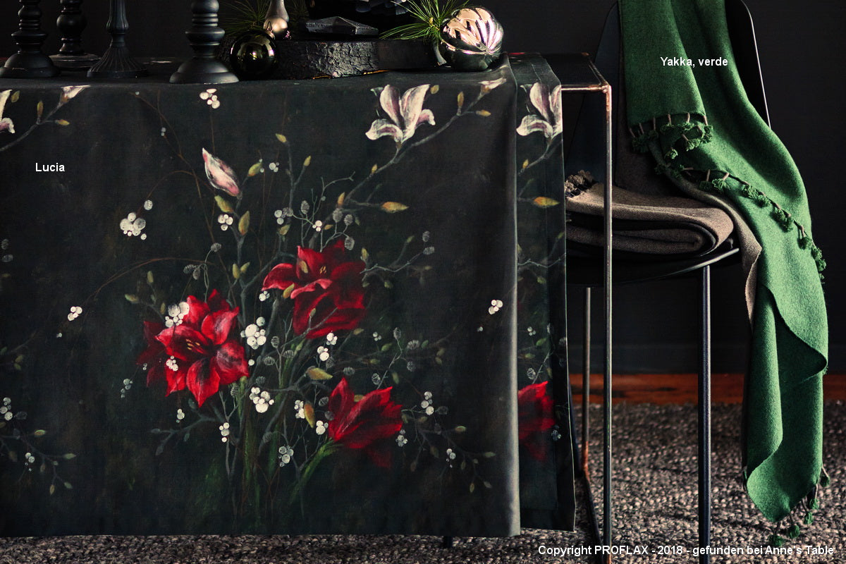 Lucia 1, Digitaldruck, Amaryllis, dunkler Fond, Satin, Kissen, 50x50cm, grafit/rot